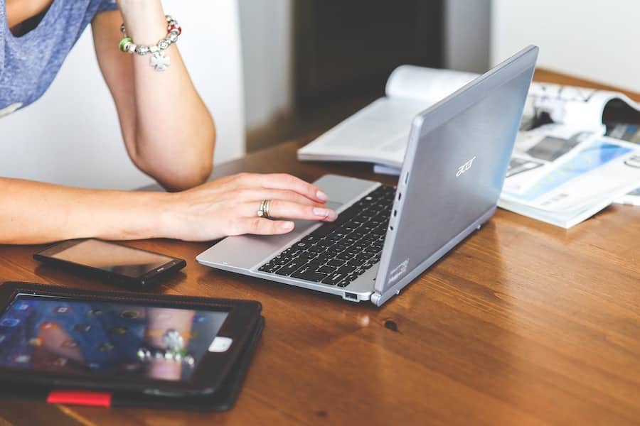 girl on laptop